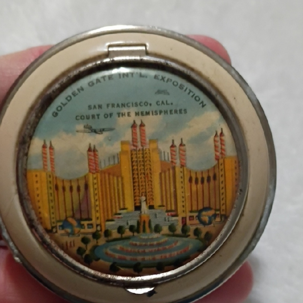 Source Unknown Vintage Makeup Compact with Golden Design